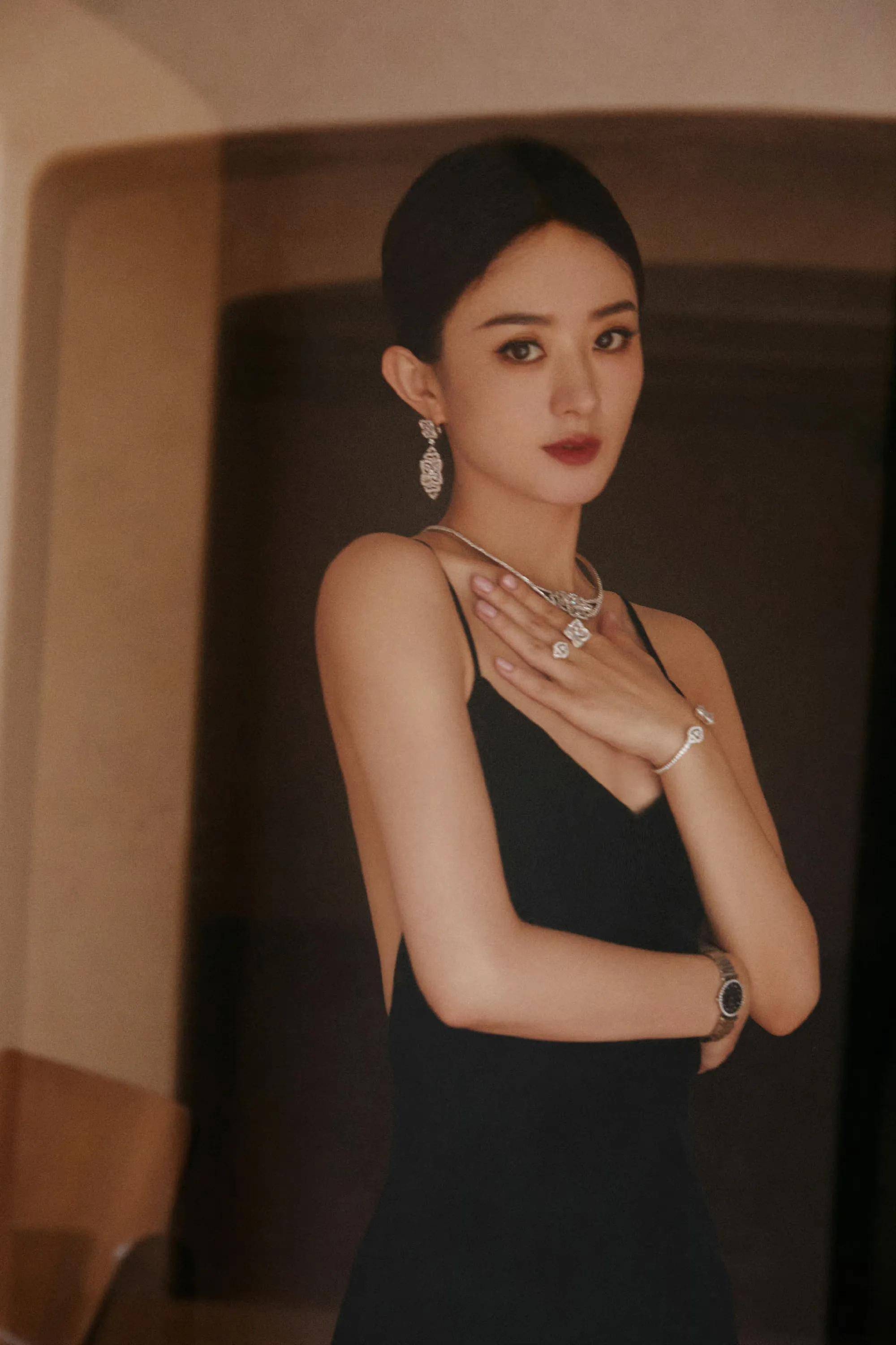 一剧获奖的吴越,结果刚出,"赵丽颖陪跑三次"这一词条就登上了微博热搜