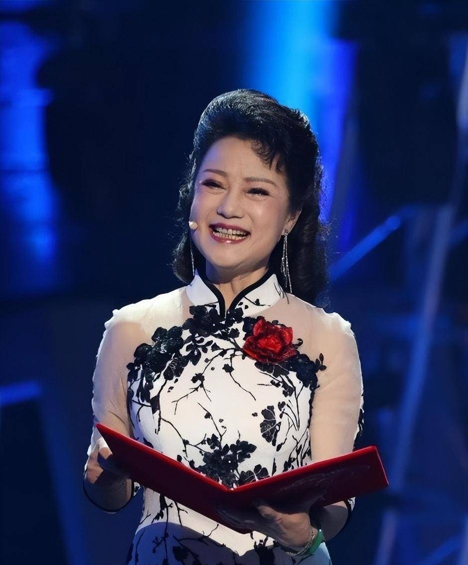 侯玉婷曾是霍震霆的绯闻情人,颜值高身材好,下嫁富商成模范婆婆_广东