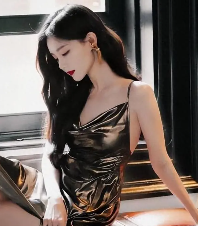 李一桐金色开叉吊带长裙,搭配一字带高跟鞋,妩媚性感!_时尚_造型_魅力