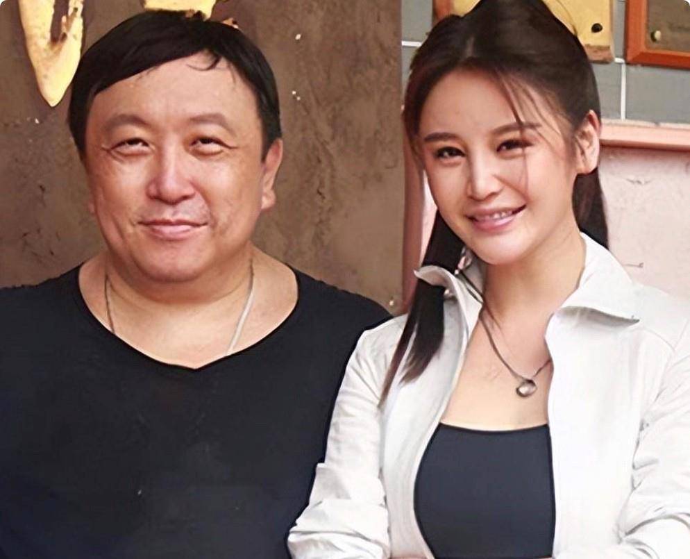 女星邱意浓和王晶同框搭肩膀比耶,丝毫不避嫌,已拿男方9部资源_关系