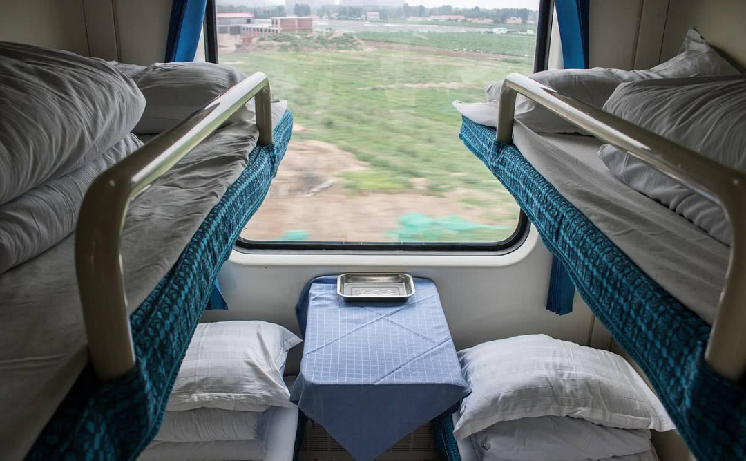 舒适度高:虽然绿皮火车的速度较慢,但通常座位更为宽敞,车厢相对较大