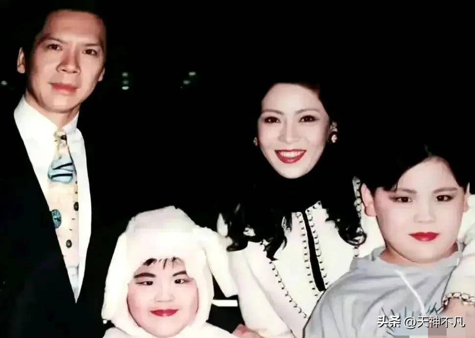 向华强女儿罕见曝光,身材发福有点像陈岚,她亲妈却另有其人_向咏恒