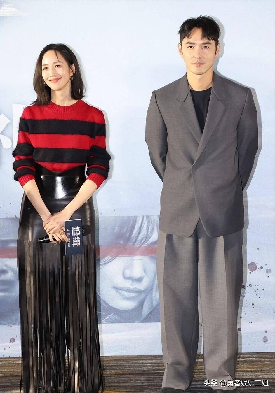 张钧甯与阮经天现身北京,红黑搭配显时尚,清纯帅气西装更显魅力_活动