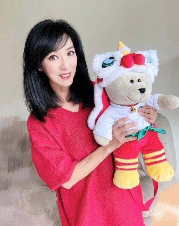 米雪这骨相真耐老,穿宽松毛衣仍有骨感身材,丝毫看不出实际年龄_造型