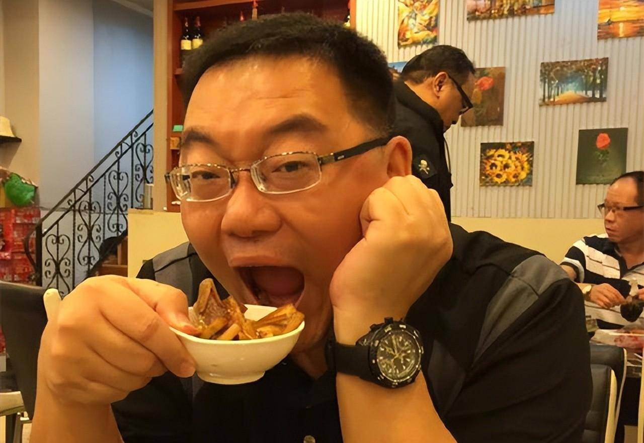 纲丝节,郭德纲让郑好在第一场演出当主持人,在返场的时候,肯定郑好