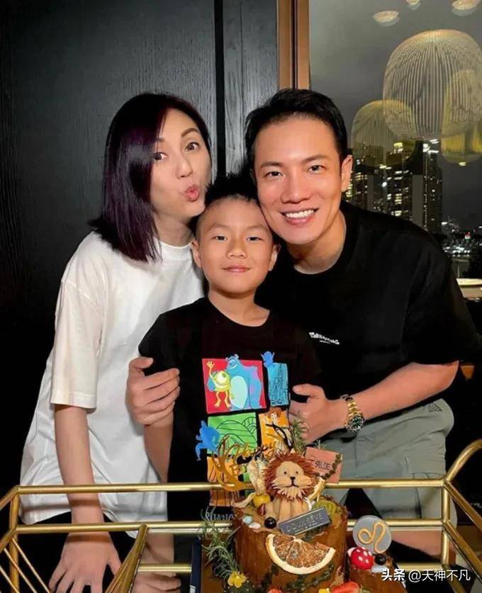 杨千嬅儿子罕见曝光,母子俩买鞋互不相让,她真的太会过日子了_丁子高