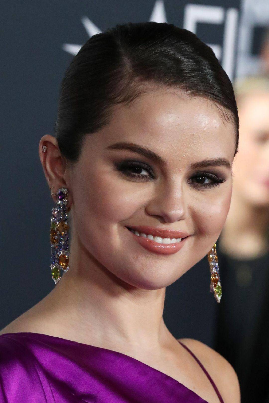 selena做为北美流量女神之一她也创办了自己的彩妆品牌成了白手起家