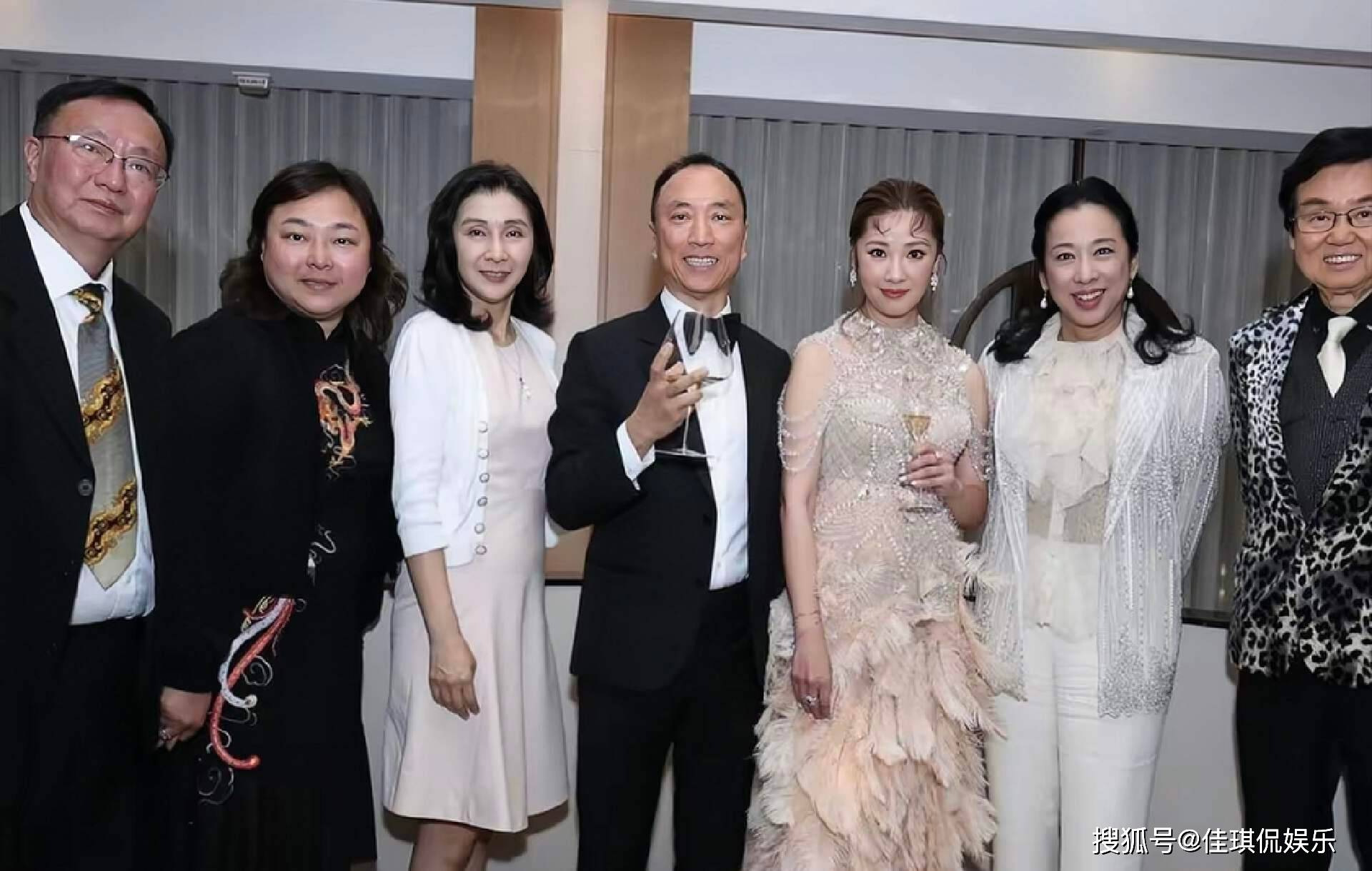 横刀夺爱嫁豪门,丈夫61岁老来得子!香港知名女星结婚25周年