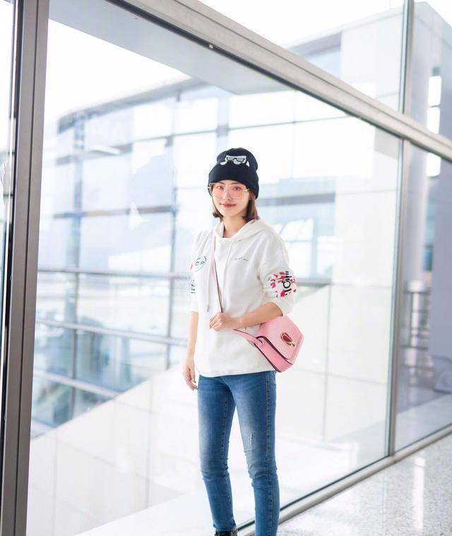 张嘉倪晒"巨型玫瑰",紫色碎花裙配齐肩短发,人比花娇_时尚_白色_黑色