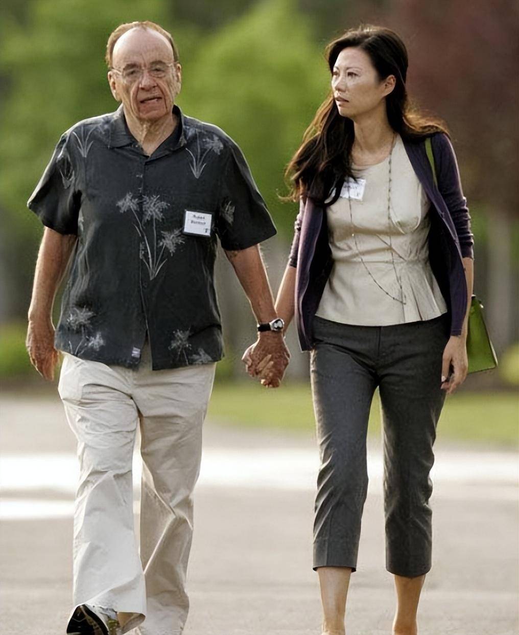 55岁邓文迪疑恋情曝光,爬床上位后签协议的她,靠女儿成最大赢家_默克