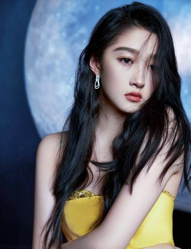 关晓彤一身黄色礼服凸显好身材,与鹿晗应援色遥相呼应,鹿嫂有心了