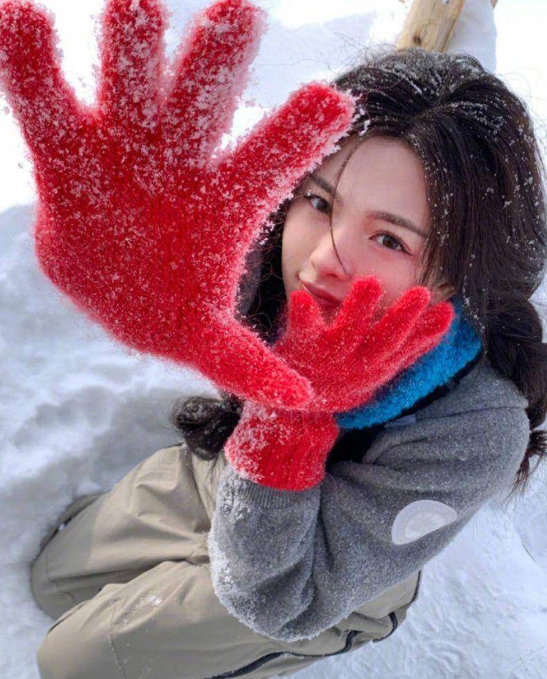 杨超越初雪惊艳拍照!红手套双马尾俏皮,引爆时尚焦点!_红色_照片_雪地