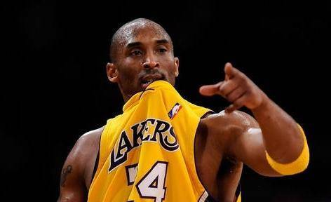 科比的妻子瓦妮莎·兰尼伤心欲绝,可是她还有三个女儿要照顾,最小的