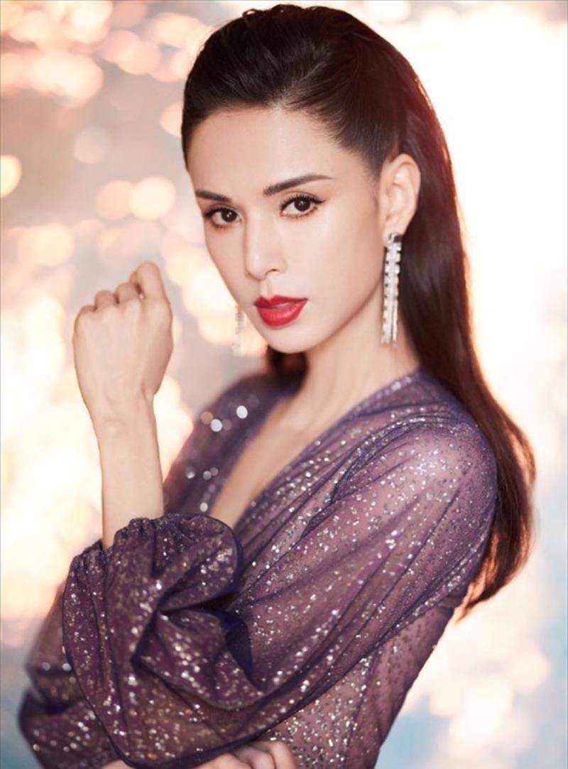 55岁李若彤美人迟暮,身上多处青筋凸起显骨感,依然指像20岁少女