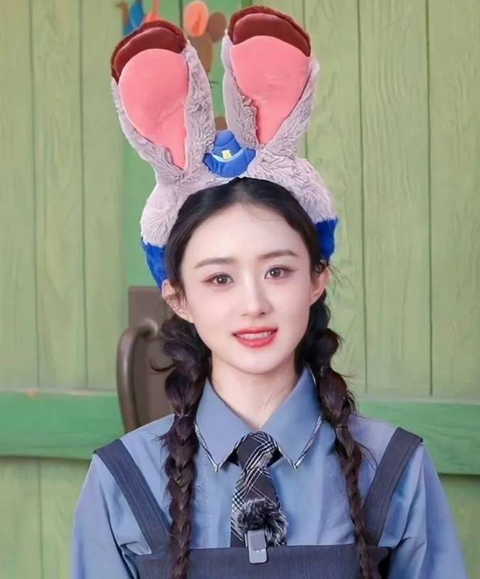 赵丽颖喝茶被认出后送签名,穿2万毛衫衣品被吐槽,黑眼圈太真实_生活