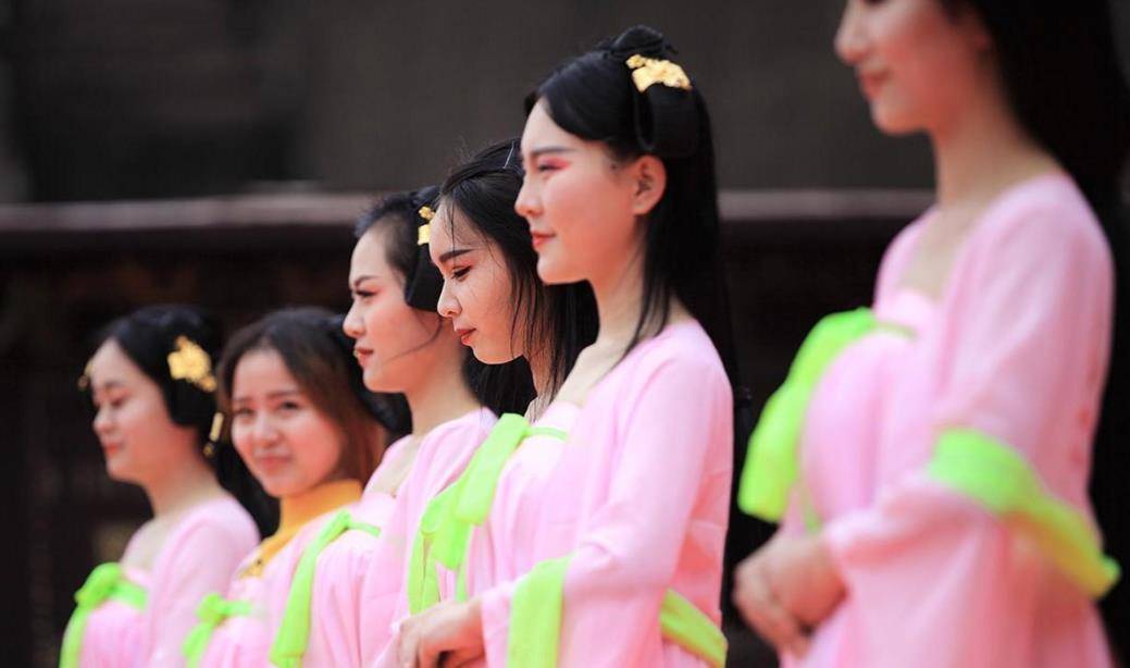 横店群演的悲哀:懒汉美女泛滥成灾,难有出头之日又不甘心离开_许先生