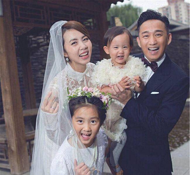 有次在香港拍戏,黄磊对陈数说:咱俩一会牵手出门吧,制造点绯闻_刘若英