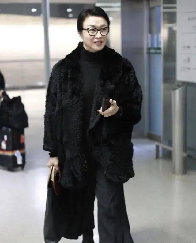 56岁金星重回男儿本色,全身男装素颜露面,网友直言:太洒脱_手术_观众