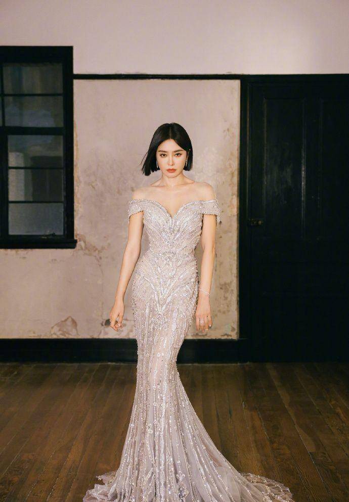 秦岚穿银色珠光礼服 气质出众美艳不可方物_照片_风格_作品