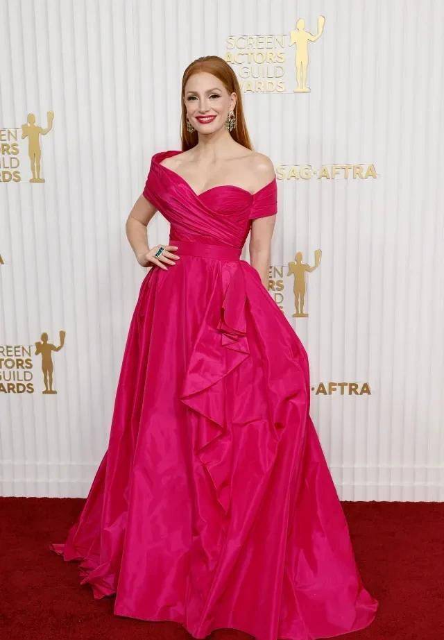 杰西卡用耳环和巨大的宝石戒指完成了她色彩缤纷的造型.