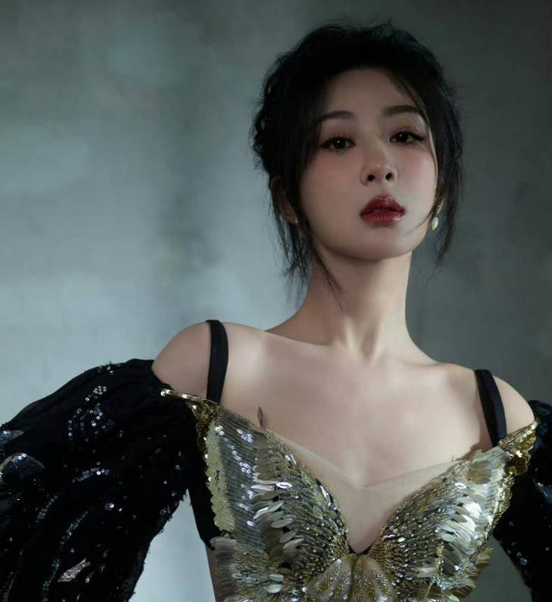 星光大赏仙裙大战!杨紫穿了热巴粉丝心仪礼服,唐嫣穿了挑剩的