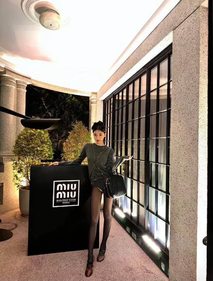 马思唯前女友易梦玲身材惊人,再加上性感黑丝袜,大长腿秒杀任何人