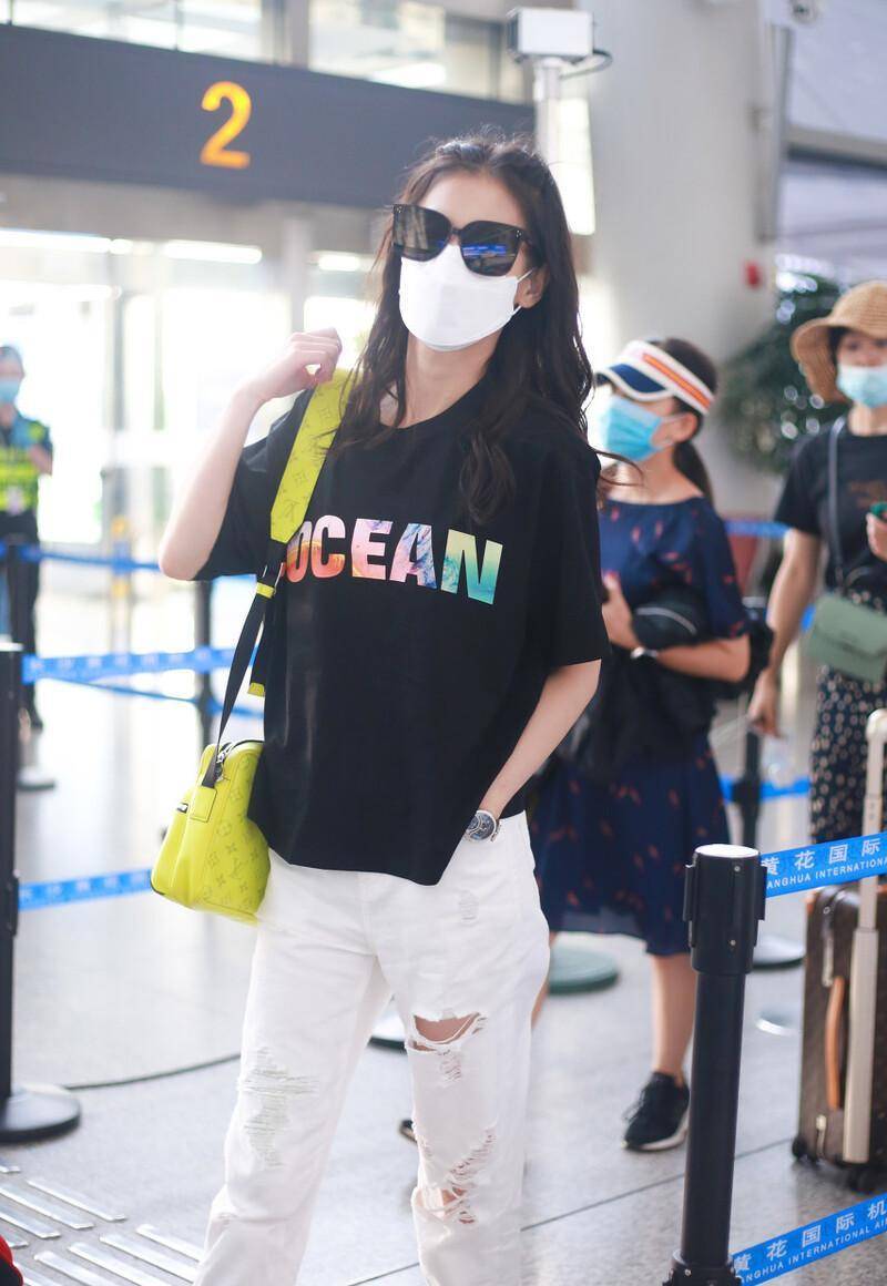 黄圣依现身北京机场,黑t恤搭配破洞牛仔裤,小黄包很醒目