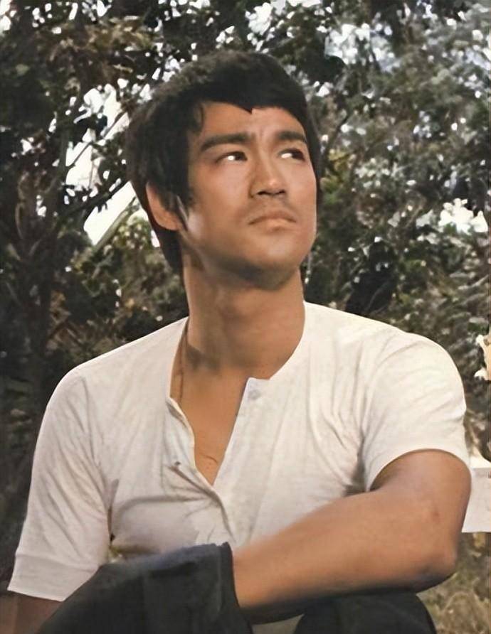 众说纷纭的李小龙死亡原因,至今仍未找到真相_训练_肌肉_进行