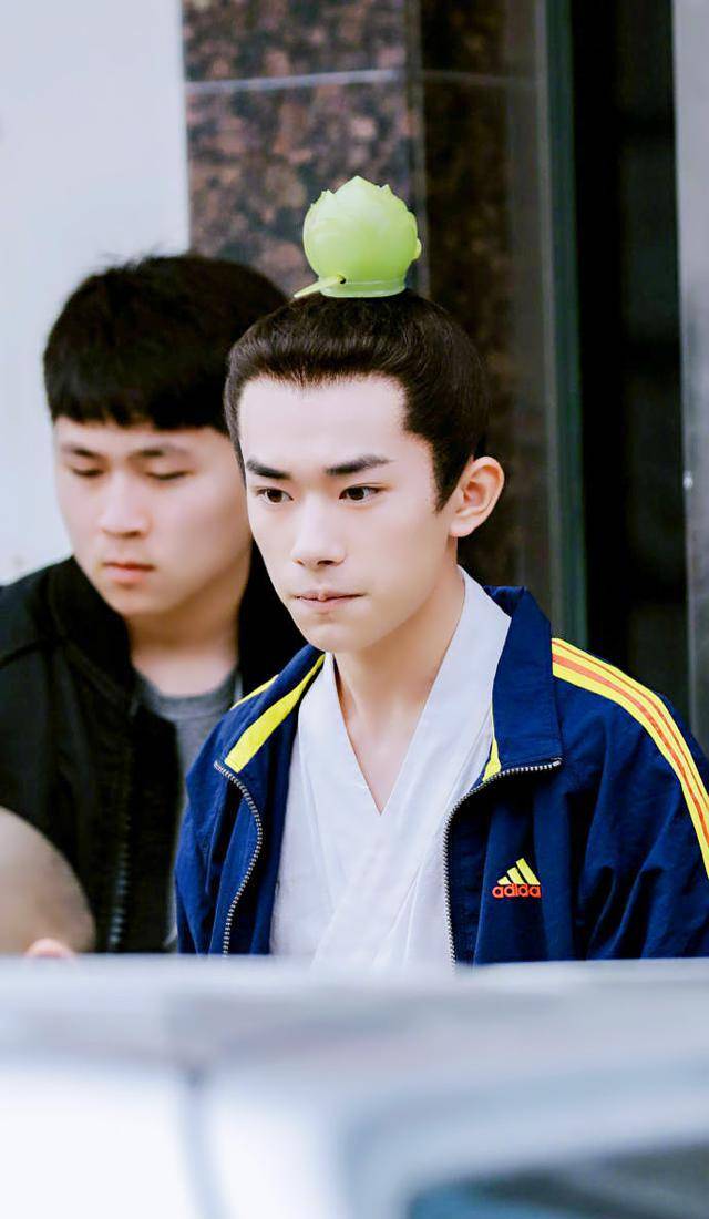 易烊千玺李泌造型曝光,头上簪子似多肉,方向居然还弄反了?