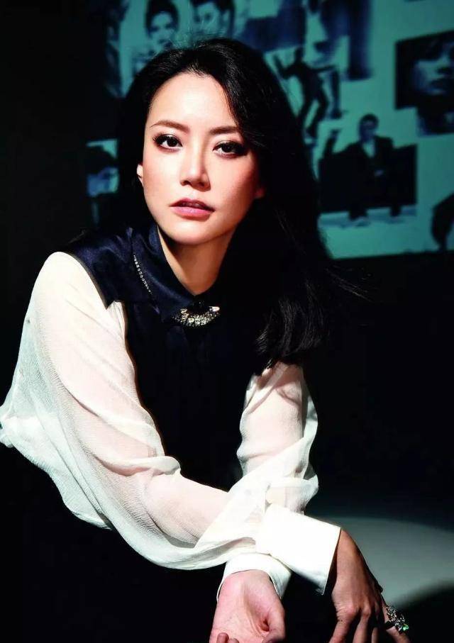 她带的最红的艺人,当属16岁就进入英皇的谢霆锋,如今,霍汶希已经与