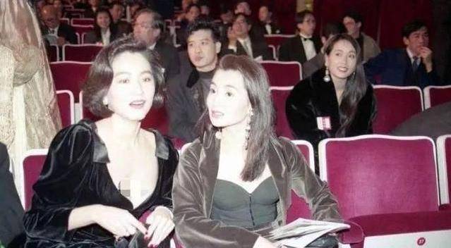 林青霞才是真正的大美人,穿小黑裙同框张曼玉,气质差距一目了然_时尚