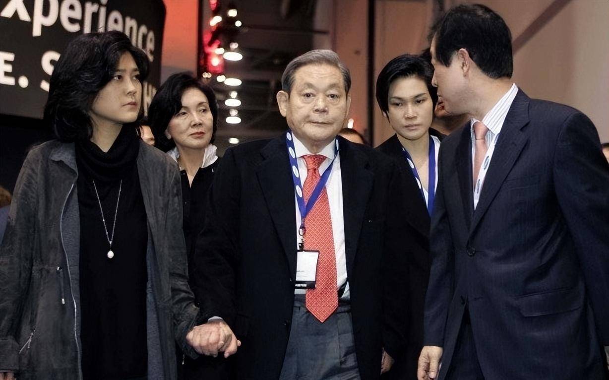 52岁李富真:和儿子同框美到犯规,当年下嫁保镖看似愚蠢实则妙招