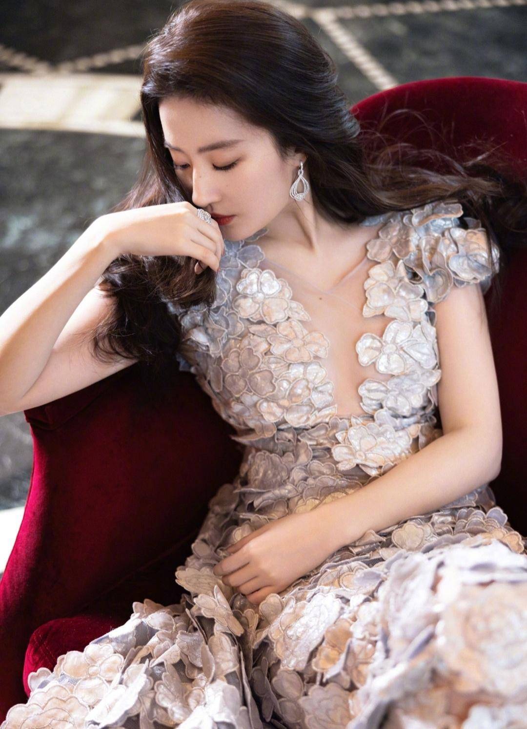 明星写真:刘亦菲绝美深v花瓣礼服长裙时尚照,雍容华贵气质优雅