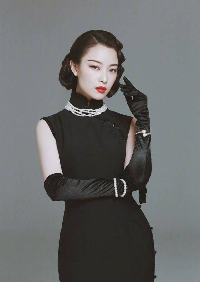 时尚达人巨星的造型秀让这款独特的旗袍在明星和时尚博主中掀起热潮.