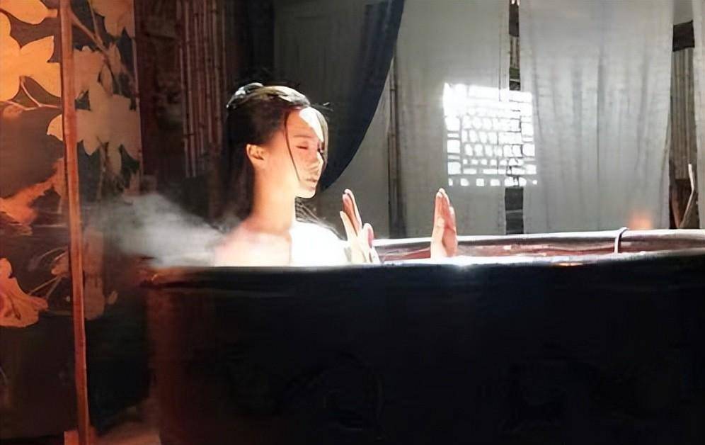 只有上半身,镜头下移后,是观众无法直视的尴尬全景_剧中_赵丽颖_画面