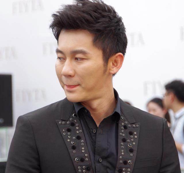 有热心网友指出,此李晨并不是跑男的李晨,而是主持人李晨