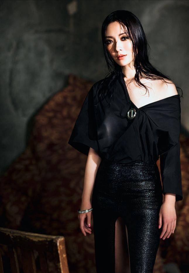 陈数身穿v领晚礼服,展现美好曲线,完美容颜让人深陷其中,太绝_女人