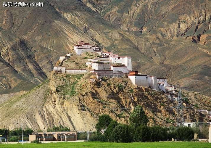 白朗县:伟岸的群山,湛蓝的天空,雪白的云朵和金黄色的油菜.