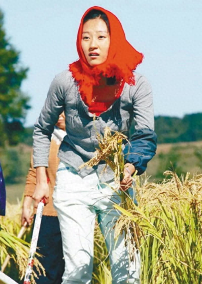 "赵本山徒弟"蒋依杉:戏里又土又丑,生活中真漂亮,老公长这样_乡村