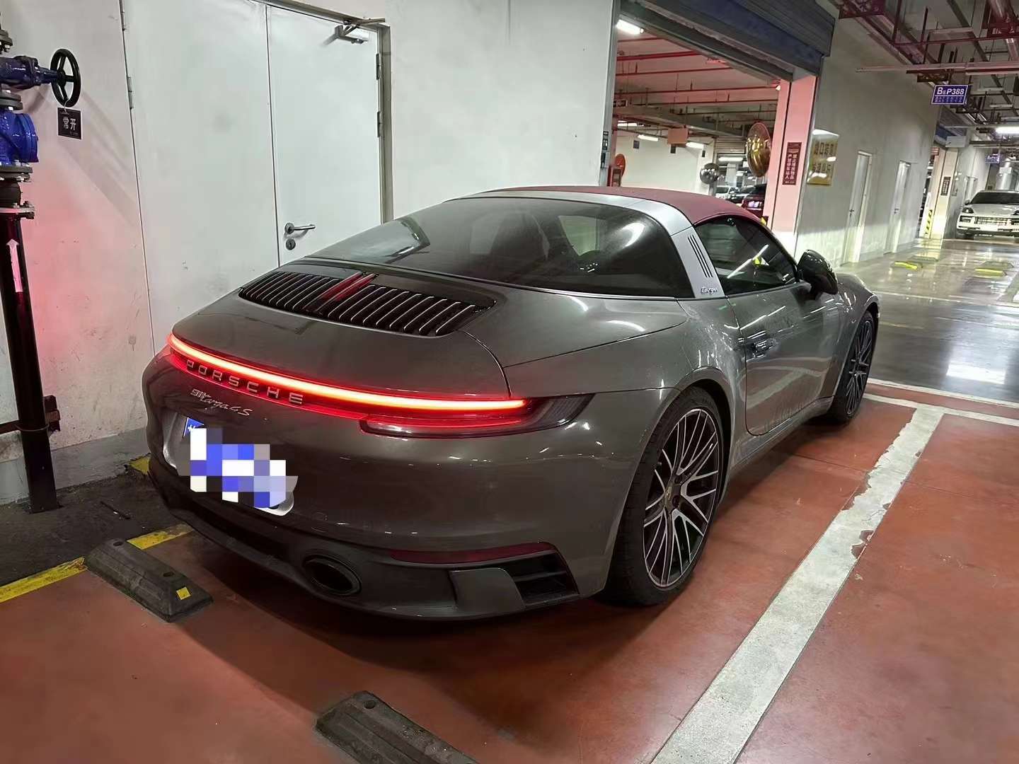 砂金石绿金属漆搭配双拼内饰,保时捷targa 4s