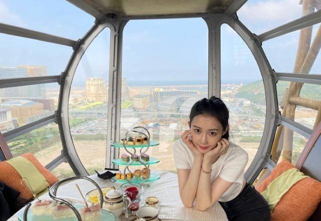 潘玮柏妻子晒外出游玩照,老公视角下大长腿抢镜,婚后生活超甜蜜_luna