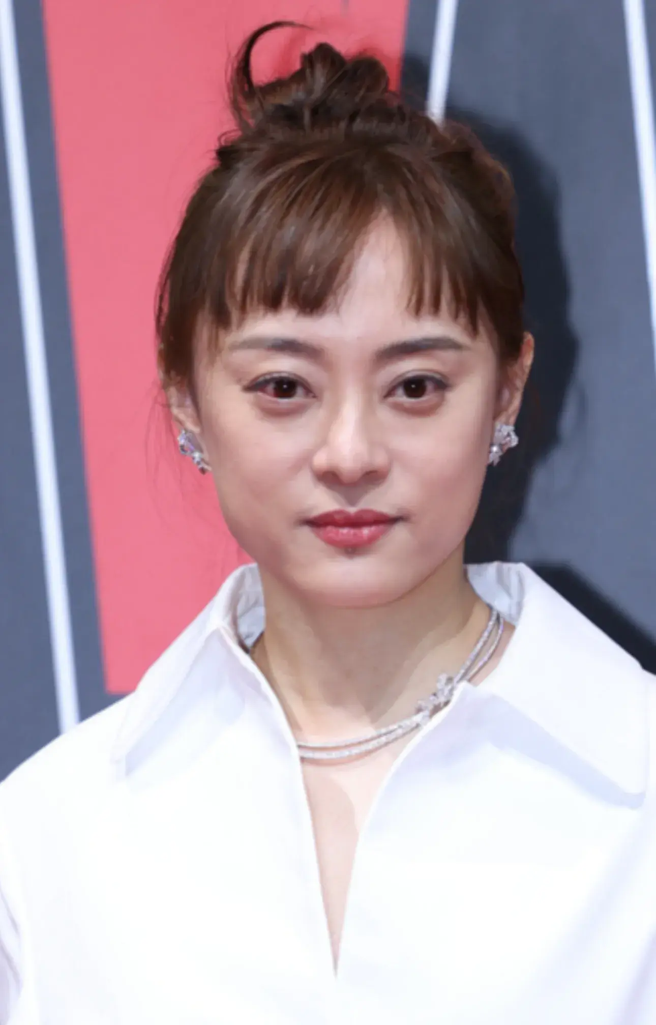 童瑶下巴痘痘密集,孙俪发腮明显,海清脸白得像蜡_网友_展现_礼服