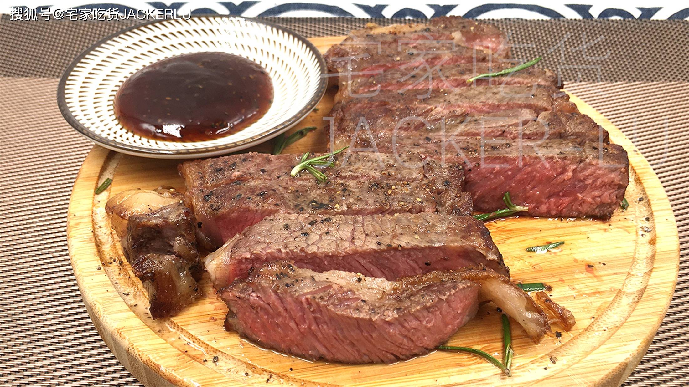 香煎烤西冷牛排,肉质饱满,纹理分明,鲜嫩多汁._香气_表面_小时