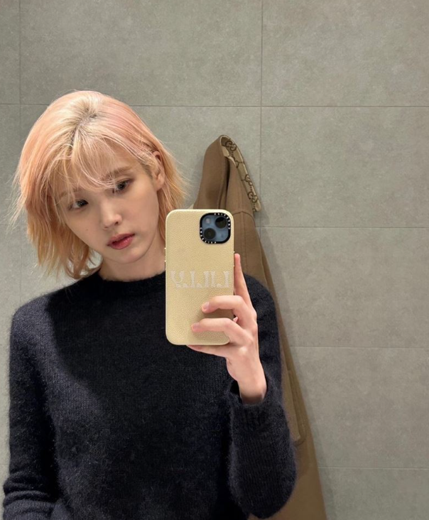 李知恩展现俏皮一面,黑毛帽 粉金发色搭配完美,网友:太可爱啦!