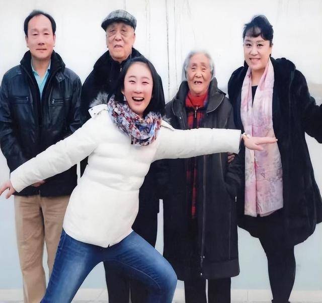 52岁歌唱家李海鸥去世,因过度劳累癌转移,遗愿是把骨灰撒向大海_养