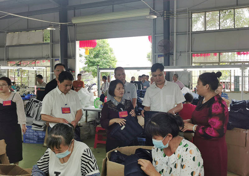 圖為代表們在藤縣東榮鎮某勞動密集型企業實地調研著力做好代表建議的