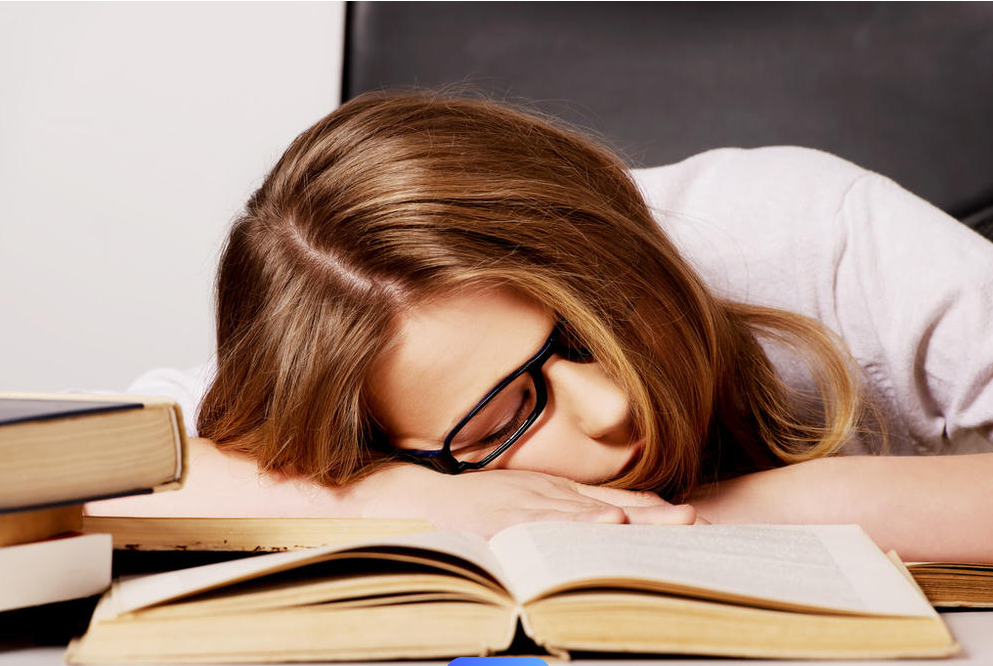 打工人,趴在桌子上睡午觉,后果很严重