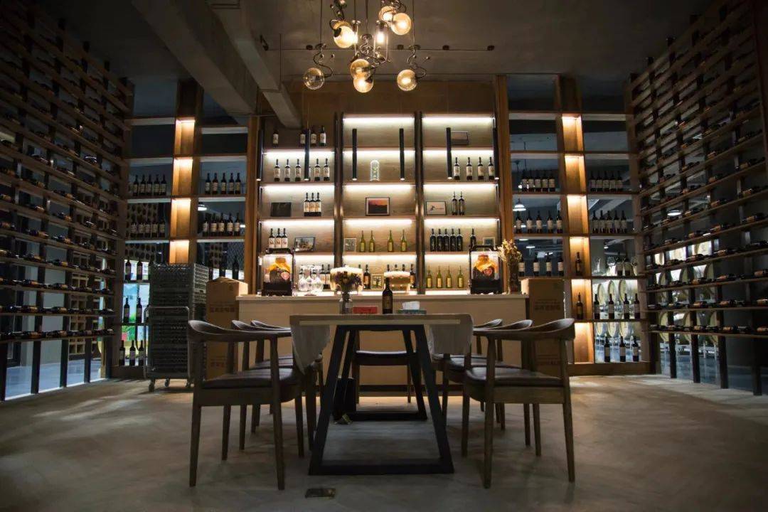 花冠国花酒庄依托鲁酒龙头企业优势,全力塑造了"一庄一节,一站一院,一