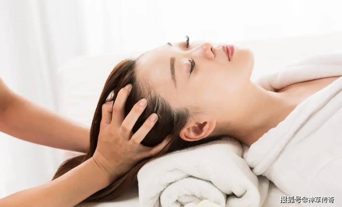 2,多做头疗与头皮熏蒸大脑的微循环不畅,其代谢物就无法排出,通过头疗