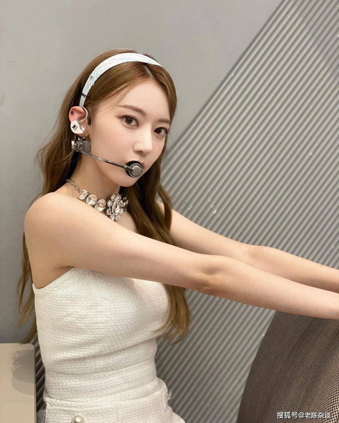 她的每一次亮相,都仿佛是一场精心策划的表演,无论是妆容,发型还是